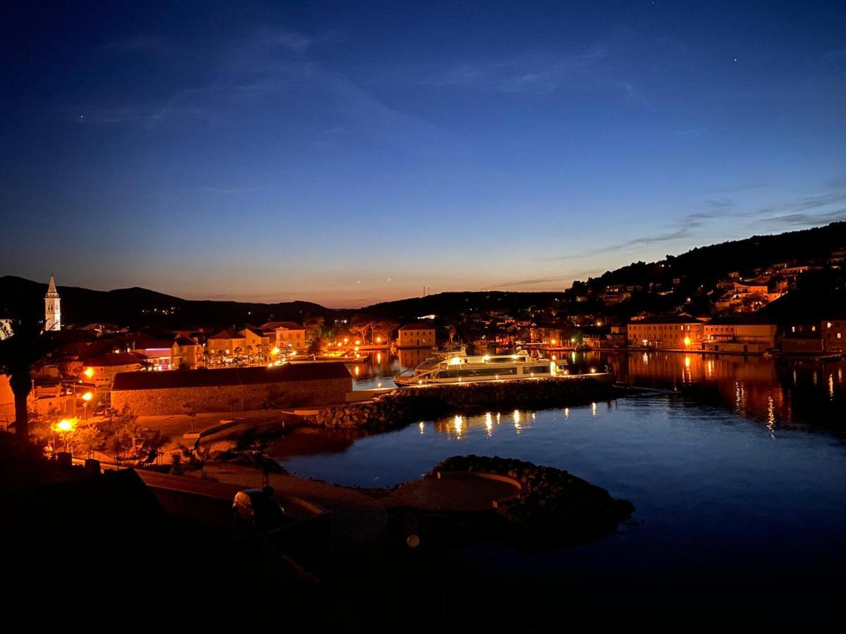 Apartments Peronja Jelsa Seafront Exterior photo