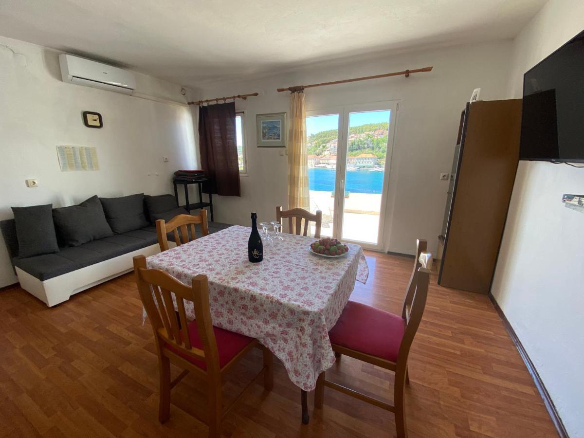 Apartments Peronja Jelsa Seafront Exterior photo