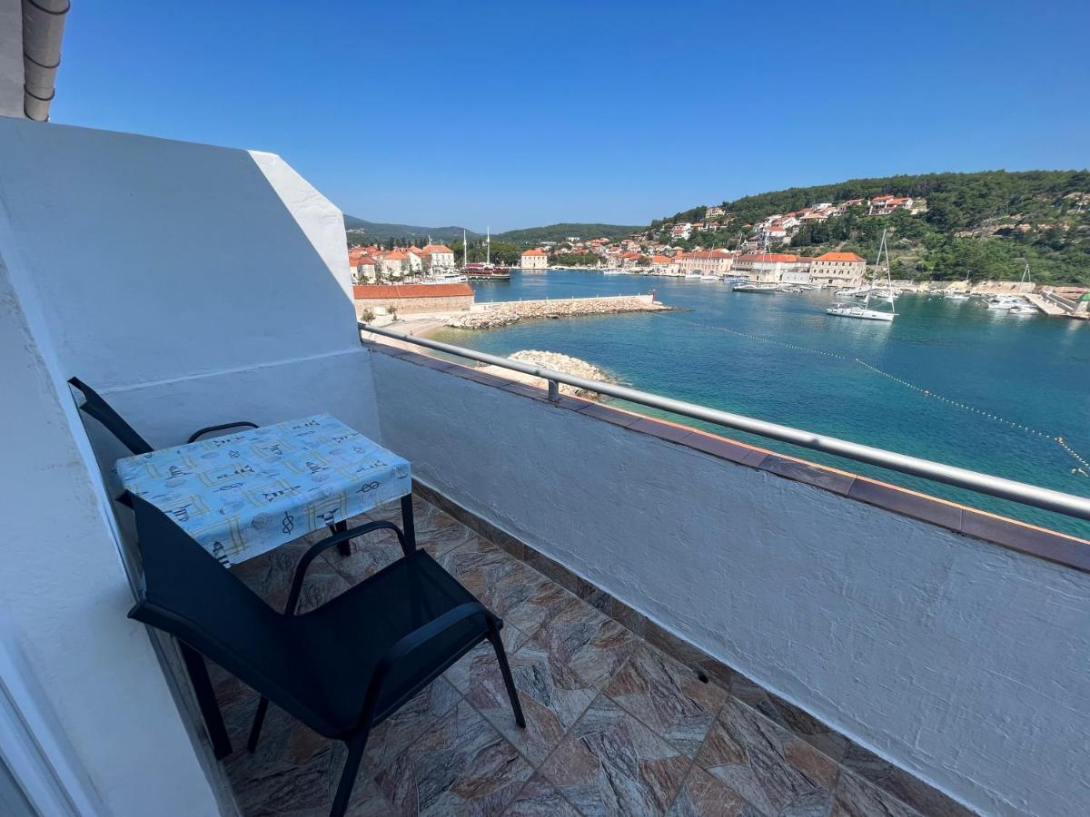Apartments Peronja Jelsa Seafront Exterior photo