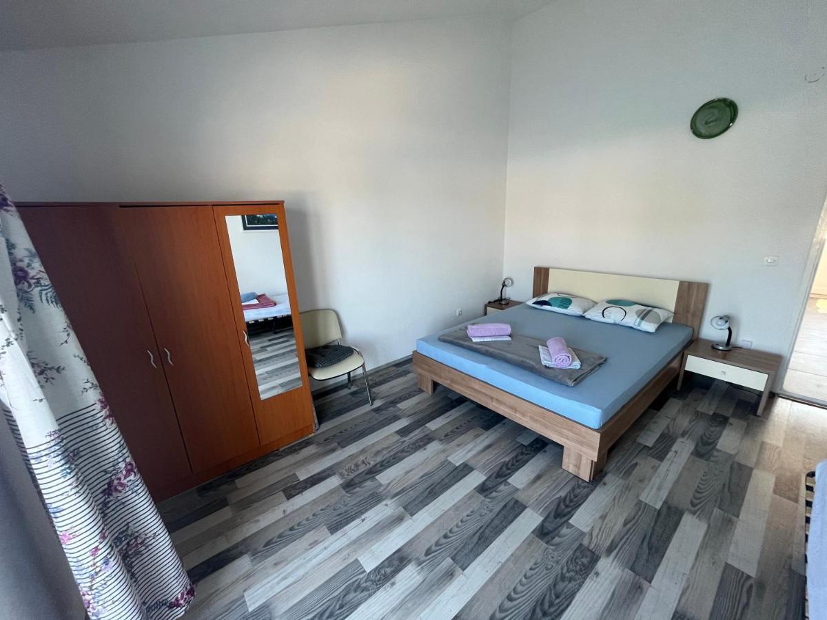 Apartments Peronja Jelsa Seafront Exterior photo