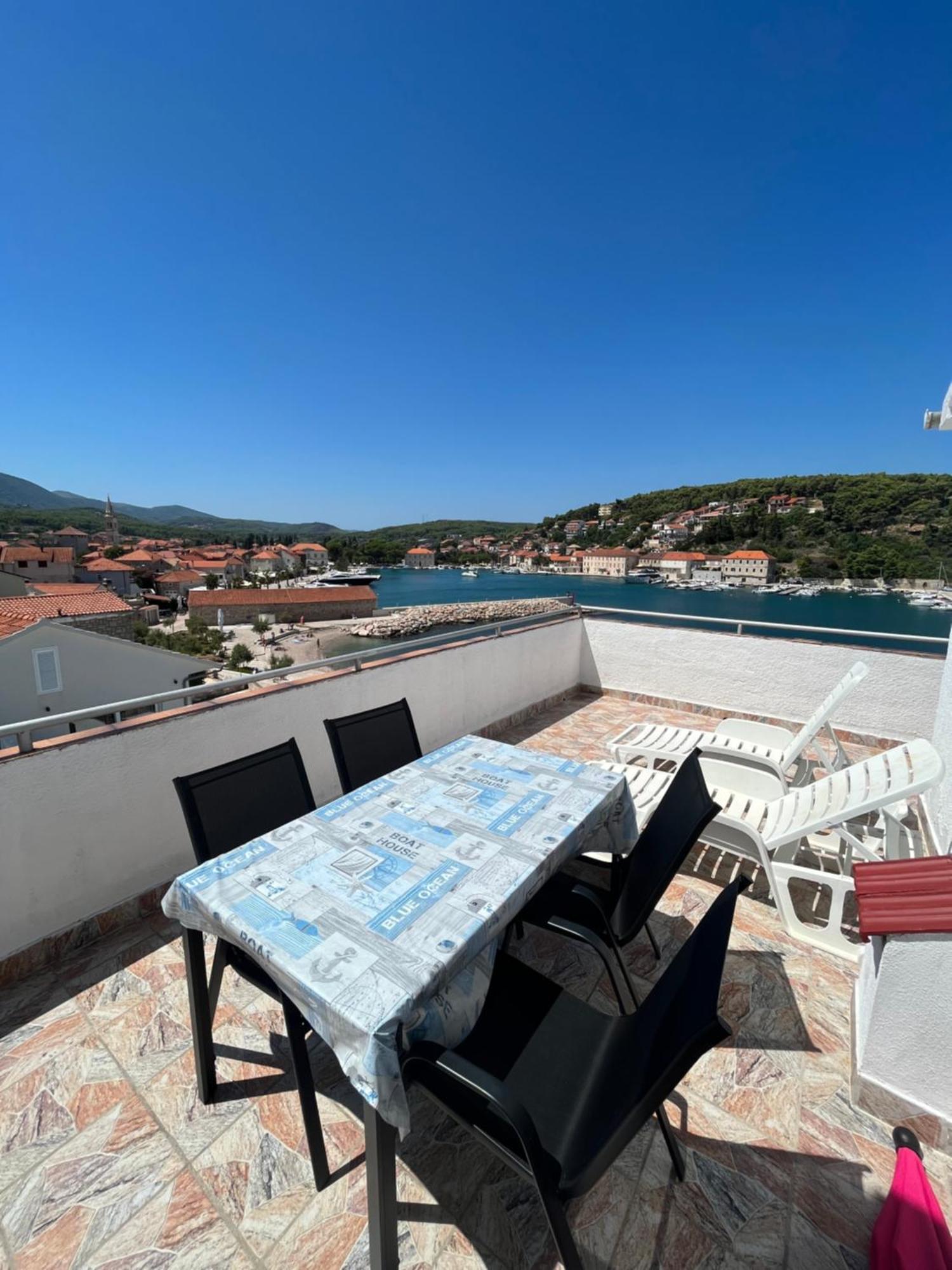 Apartments Peronja Jelsa Seafront Exterior photo