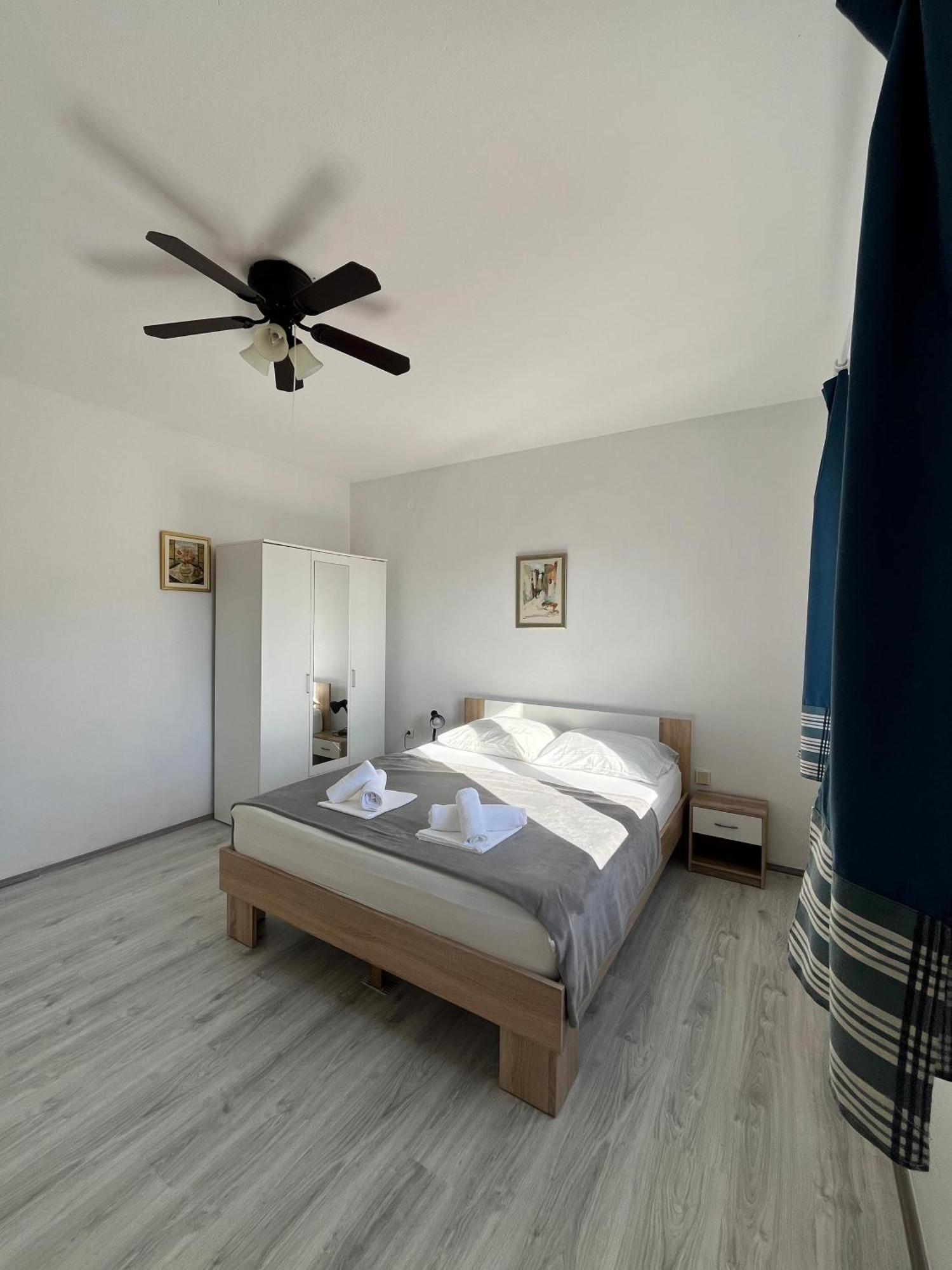 Apartments Peronja Jelsa Seafront Exterior photo