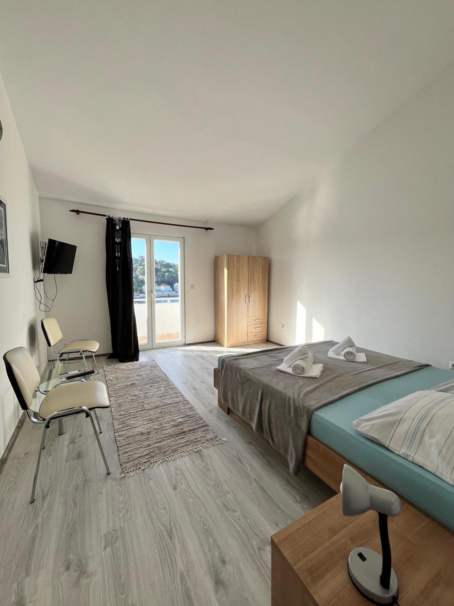 Apartments Peronja Jelsa Seafront Exterior photo
