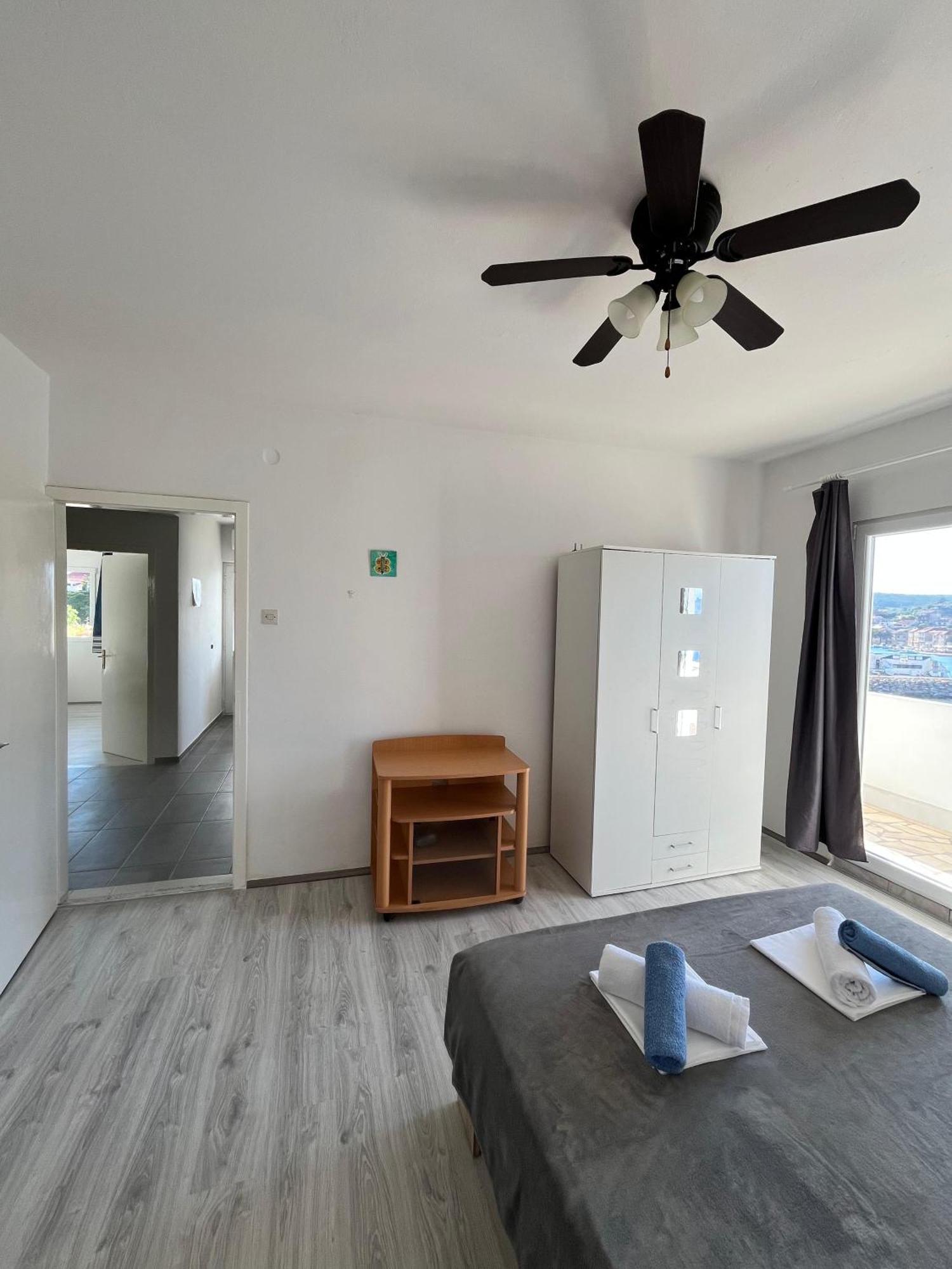Apartments Peronja Jelsa Seafront Exterior photo