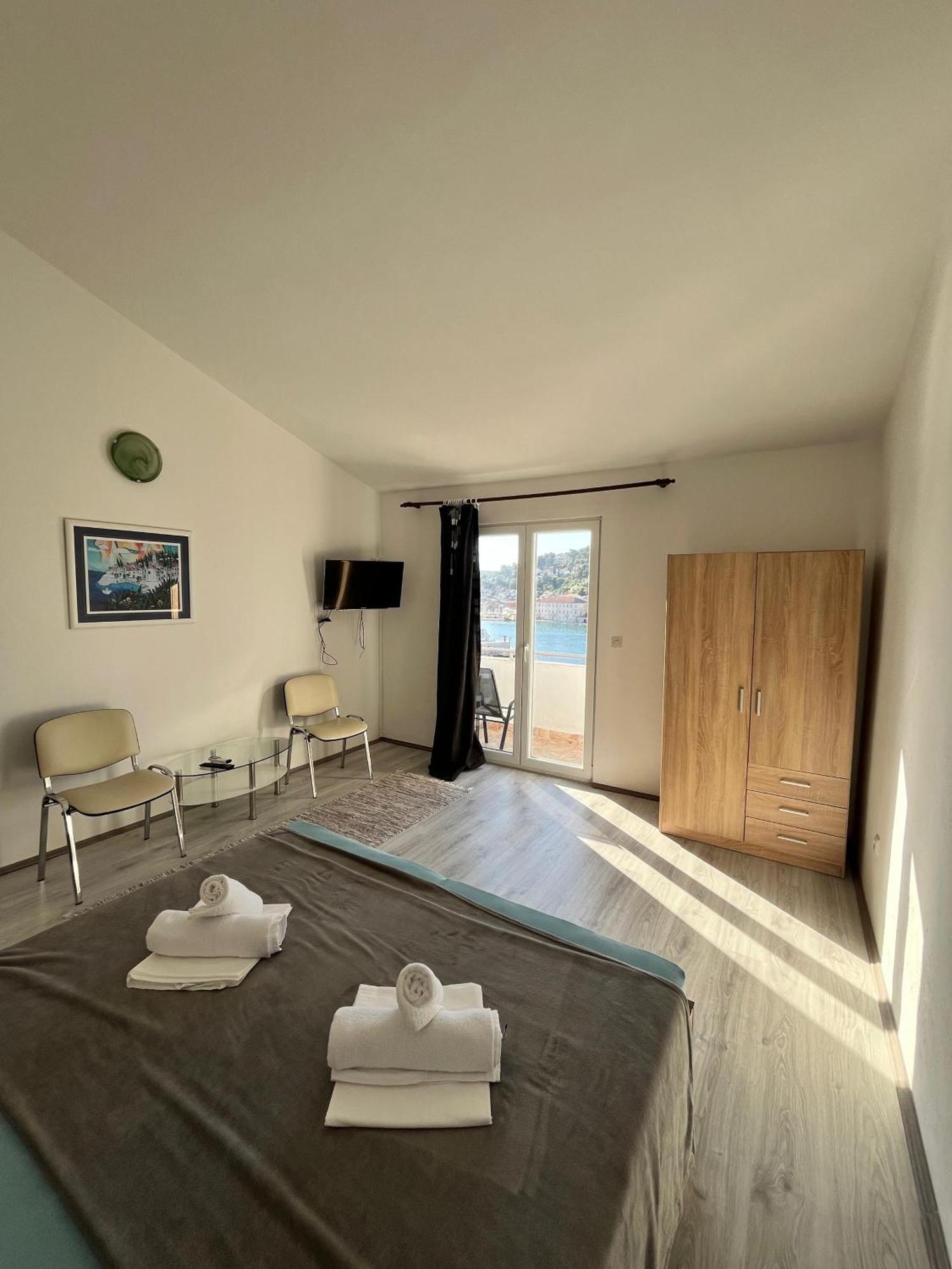 Apartments Peronja Jelsa Seafront Exterior photo